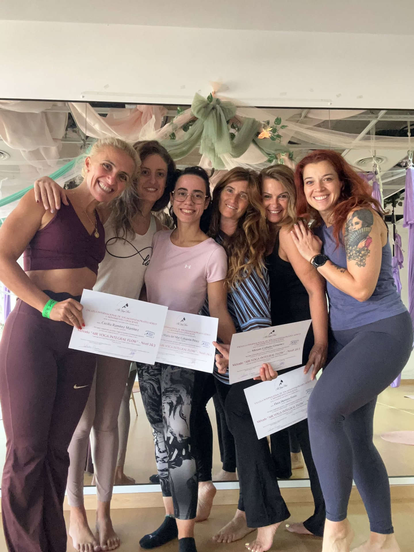 Grupo de la formación sonriente con sus diplomas de Niveles 2 y 3